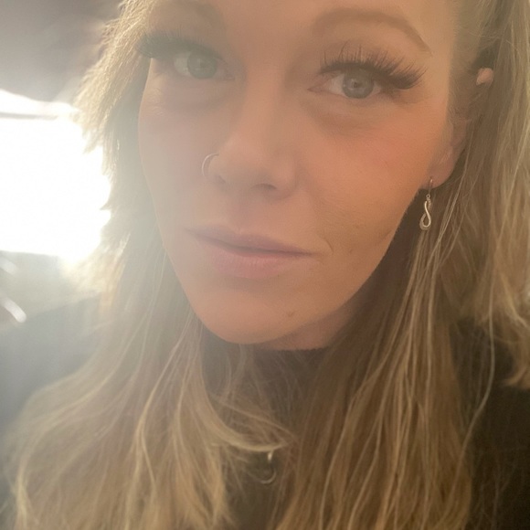 Meet your Posher, Victoria💗 - Picture 3 of 7